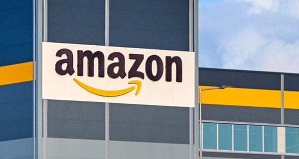 Das Logo von Amazon auf einem Gebäude.