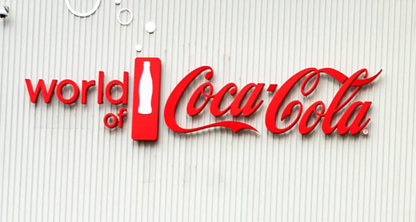 Ein Schild von Coca-Cola, einem Musterbeispiel für Markenloyalität.