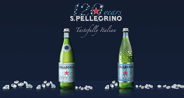 Wasserflaschen der Marke San Pellegrino.