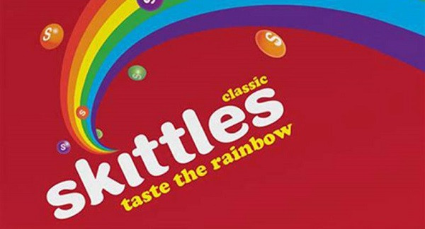 Eine Werbeanzeige für Skittles-Bonbons.