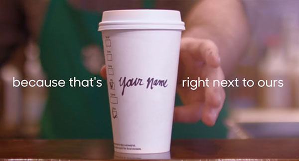 Ein Kaffeebecher mit der Aufschrift 'Ihr Name'.