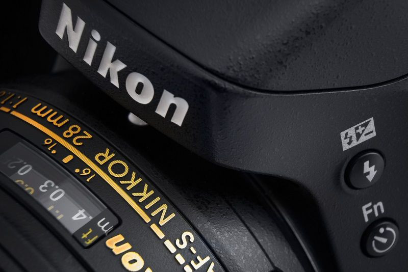 Eine Nahaufnahme einer Nikon-Kamera.