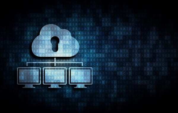 Eine Wolke, die über drei Desktop-Computern schwebt.