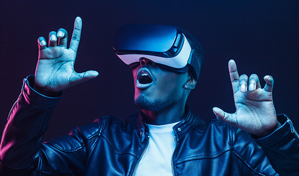 Ein Mann mit einem VR-Headset hat ein erstaunliches Markenerlebnis.