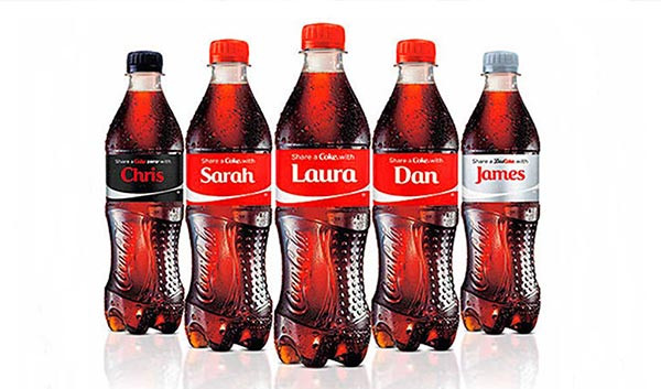 Coca-Cola-Flaschen mit personalisierten Etiketten.