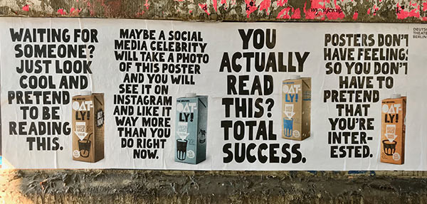 Ein Werbeplakat für Oatly im Außenbereich.