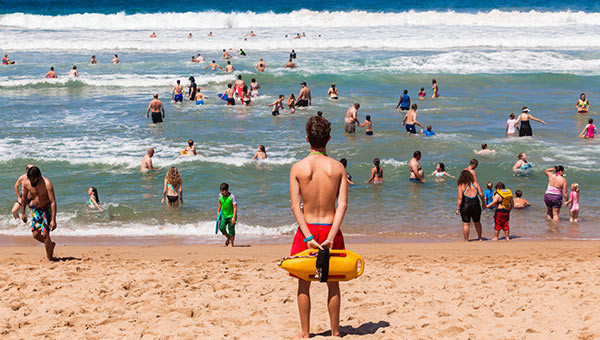 Ein Rettungsschwimmer beobachtet einen Strand.
