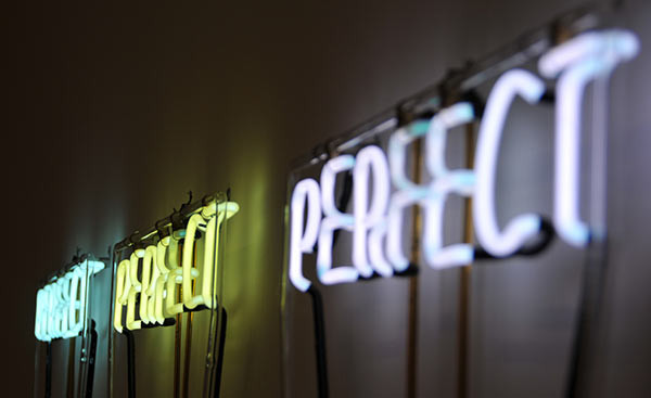 Eine Neonschrift, die das Wort 'perfekt' darstellt.