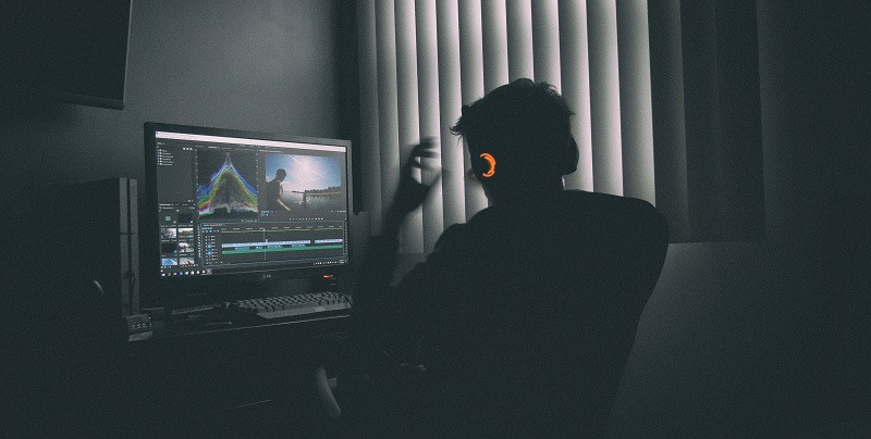Eine Person arbeitet auf seinem Computer an einem Grafikprojekt.
