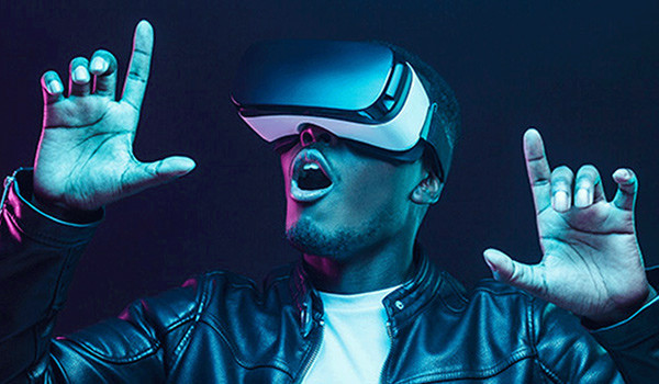 Eine Person benutzt ein VR-Headset.