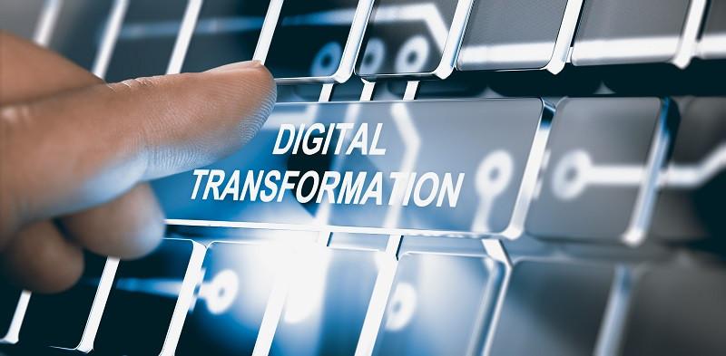 Eine Person ist dabei, eine Taste zu drücken, die mit ‘digitale Transformation’ beschriftet ist.