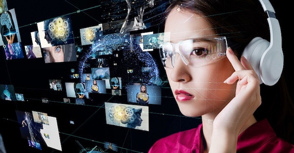 Eine Frau mit einer Smart-Brille.