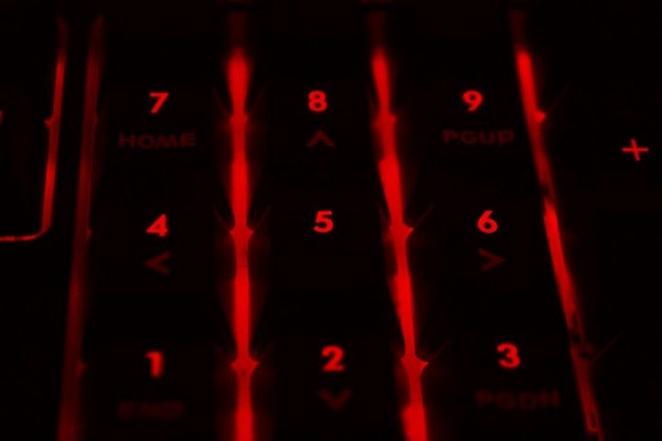 Eine rot beleuchtete Tastatur.