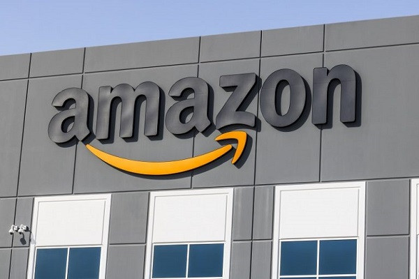 Ein Gebäude des Konzerns Amazon mit ihrem Logo an der Seite.