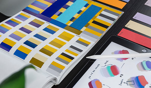 Ein Katalog mit Abbildungen von Designvorlagen.