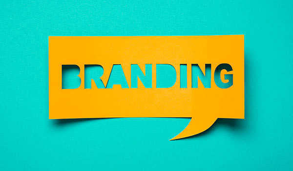 Eine Sprechblase aus Papier, die das Wort 'Branding' enthält.