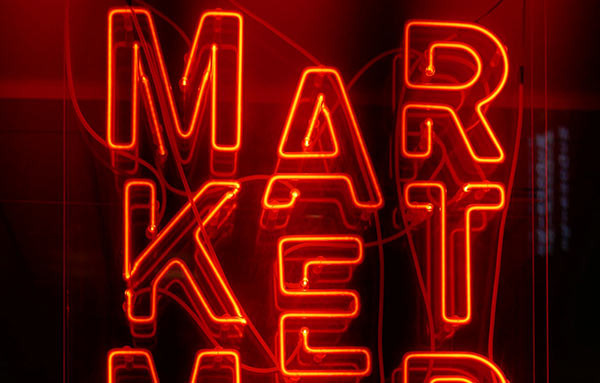 Eine Leuchtreklame, die das Wort Markt darstellt.