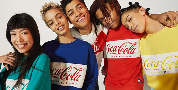 Kleidung von Coca-Cola bei einem Fotoshooting.
