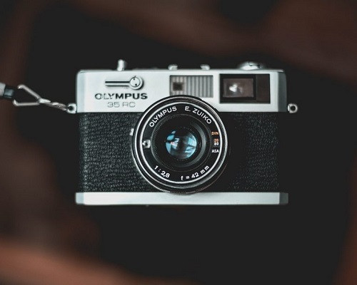 Großaufnahme einer Olympus-Kamera.