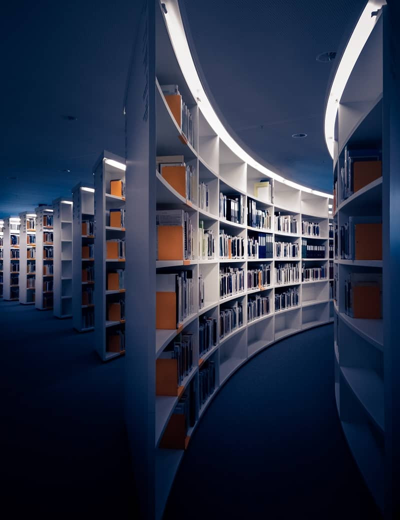 Mehrere Bücherregale in einer modernen Bibliothek.