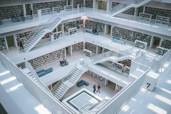 Eine Bibliothek mit mehreren Stockwerken.