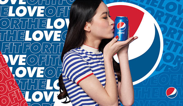 Eine Werbeanzeige von Pepsi, die eine junge Frau zeigt; eines der Beispiele für eine Markenpositionierung.