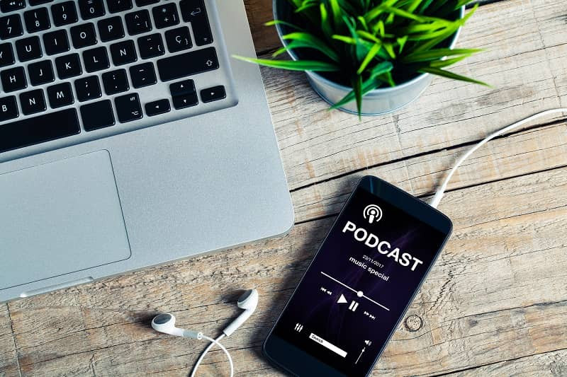 Auf einem Smartphone wird ein Podcast abgespielt.