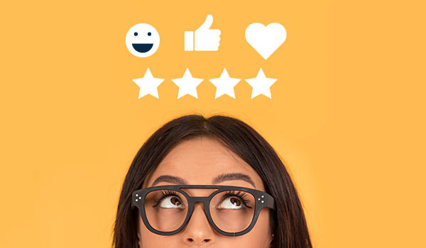 Eine Person, die sich zwischen verschiedenen digitalen Emoticons entscheidet.