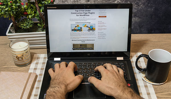Eine Person schreibt einen Blog-Post auf einem Laptop.