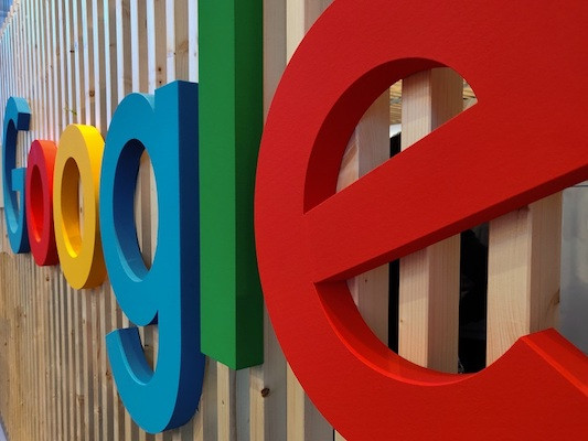 Das Logo von Google an einer Wand.