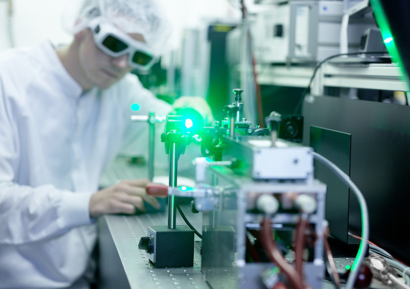 Ein Techniker arbeitet mit einem Laser in der Produktion.