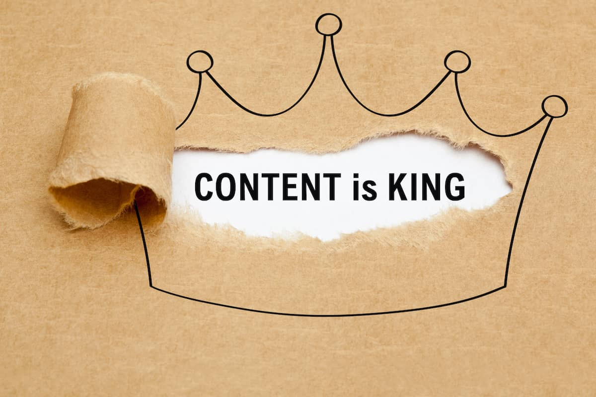 Ein Papier mit einem Riß in einer gezeichneten Krone verrät 'Content is King'.