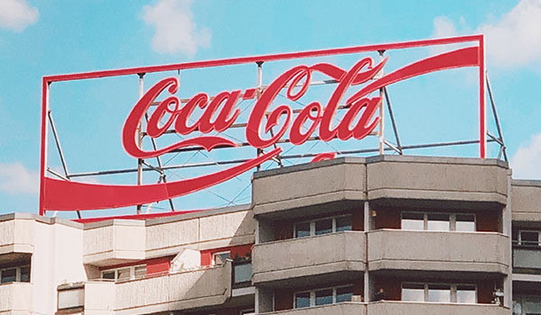 Auf einem Gebäude befindet sich ein Schild von Coca-Cola.