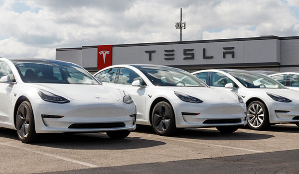 Eine Abbildung von Fahrzeugen der Marke Tesla.