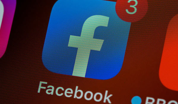 Auf einem Smartphone wird das Logo von Facebook angezeigt.