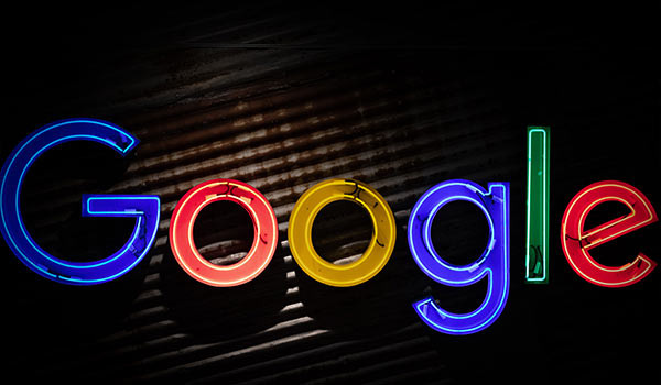 Das Logo von Google als Leuchtreklame.