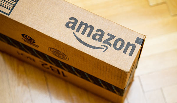 Auf einer Kiste befindet sich das Logo von Amazon.