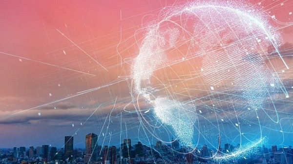 Ein digitaler Globus wurde über die Silhouette einer Stadt gelegt.