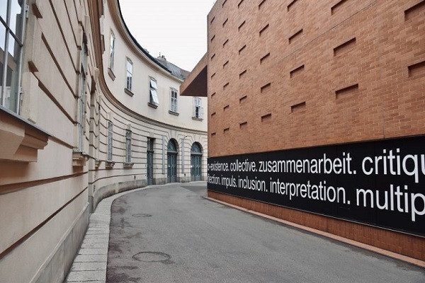 Auf die Seite eines Gebäudes wurde eine Botschaft geschrieben.