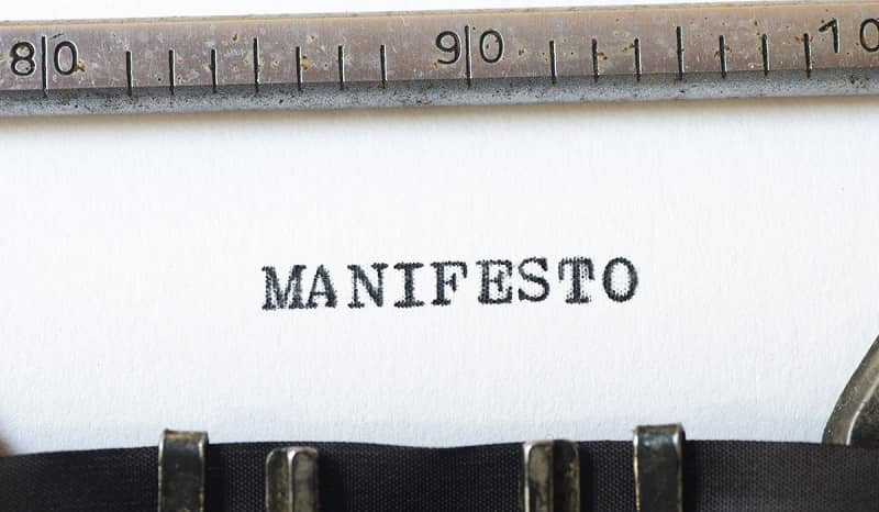 Auf ein Blatt in einer Schreibmaschine wurde das Wort ‘Manifest’ getippt.