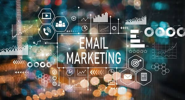Auf einer digitalen Anzeige mit vielen Symbolen steht der Begriff 'E-Mail Marketing' in der Mitte und ist mit allem verknüpft.