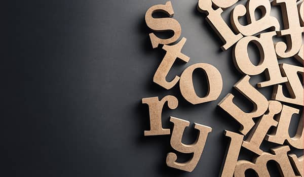 Eine Gruppe von hölzernen Buchstaben bilden das Wort 'Geschichte'.