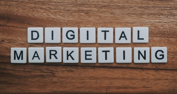Buchstabenblöcke bilden das Wort Digitalmarketing.