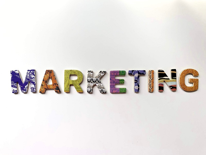 Mehrere unterschiedlich gefärbte und gemusterte Buchstaben bilden das Wort Marketing.