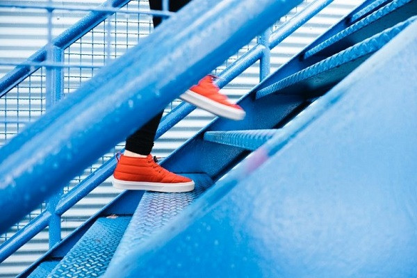 Eine Person geht eine Treppe hinauf.