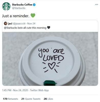 Ein Kaffeebecher von Starbucks mit Schrift auf dem Deckel.