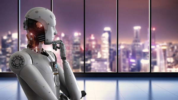 Ein Roboter in menschlicher Form, der eine nachdenkliche Haltung eingenommen hat.