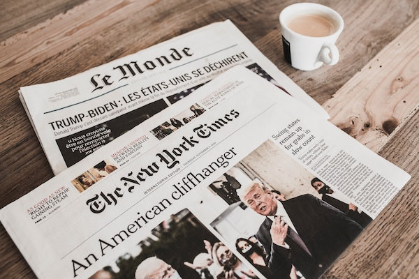 Titelseiten der Print-Ausgaben von New York Times und Le Monde.