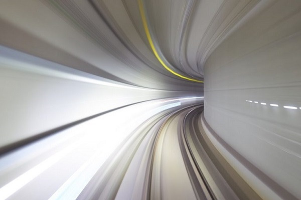 Eine Abbildung von einer schnellen Fahrt durch einen Tunnel.