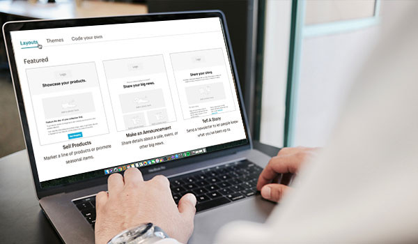Optionen für E-Mail-Vorlagen auf dem Bildschirm eines Laptops.